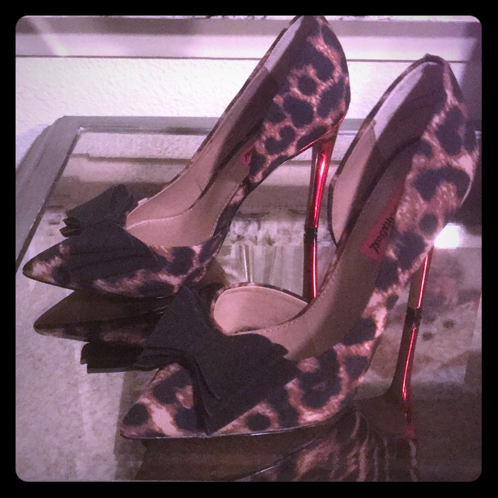 Sexy Leopoldo Betsy Johnson heels